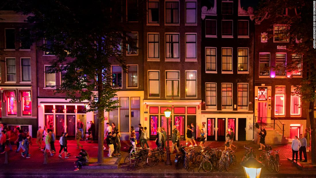 Positiv intelligens Blinke Amsterdam to ban marijuana usage on the street in Red-Light District | CNN  Travel