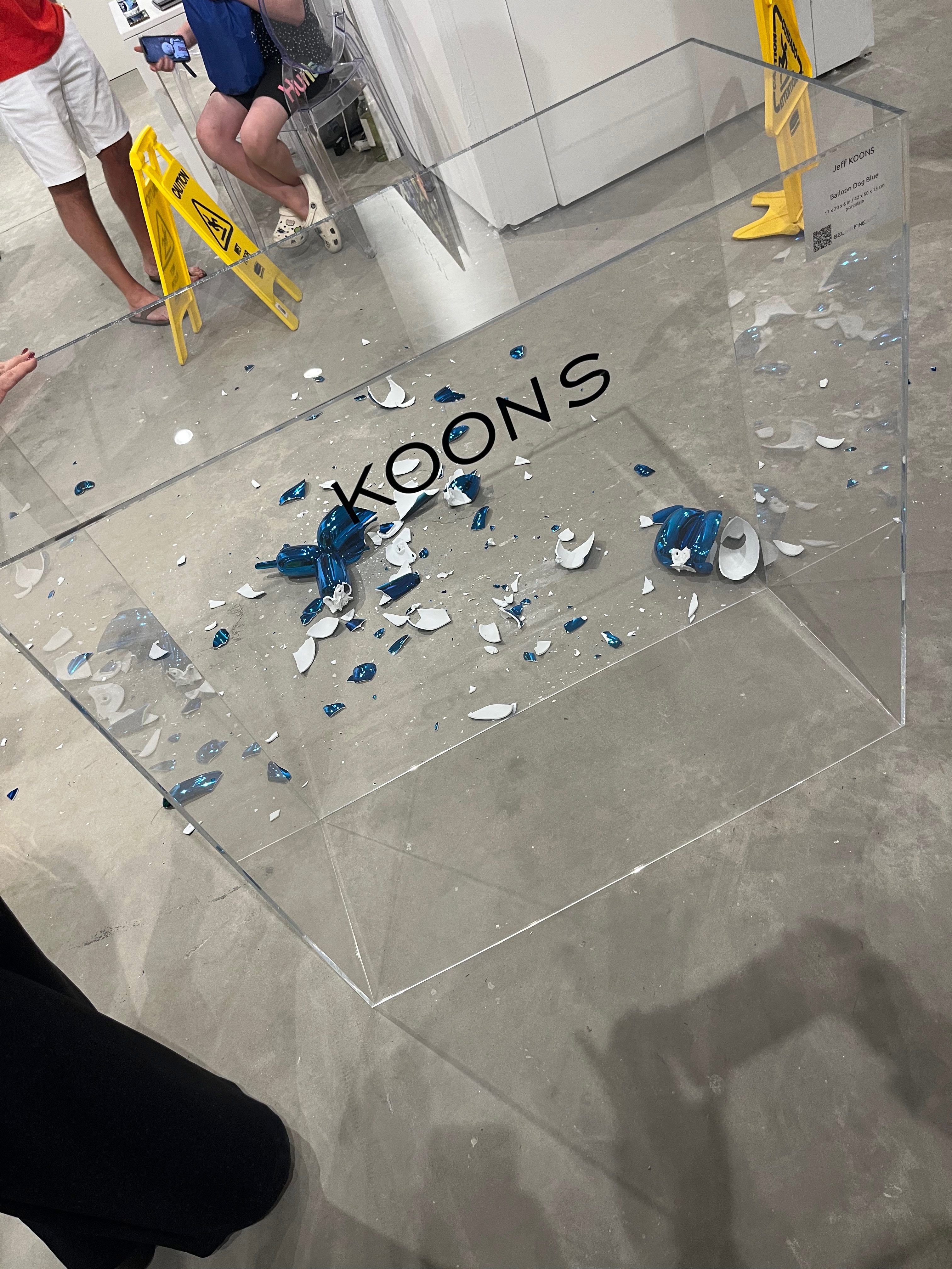 Intrekking plaats Verduisteren Iconic Jeff Koons 'balloon dog' sculpture broken at Art Wynwood - CNN Style
