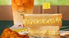 Baseball and hot dogs; Wimbledon and strawberries. Certain sporting events and venues are forever linked with particular food and drinks. Egg salad and pimento cheese sandwiches have been a staple of The Masters at Augusta National for decades -- and are still only $1.50 each. This year, US fans can order "Taste of The Masters" concessions kits -- priced at $175 -- shipped to their homes ahead of the major. <strong><em>Look through the gallery for more fabled sporting food and drink combinations.</em></strong>