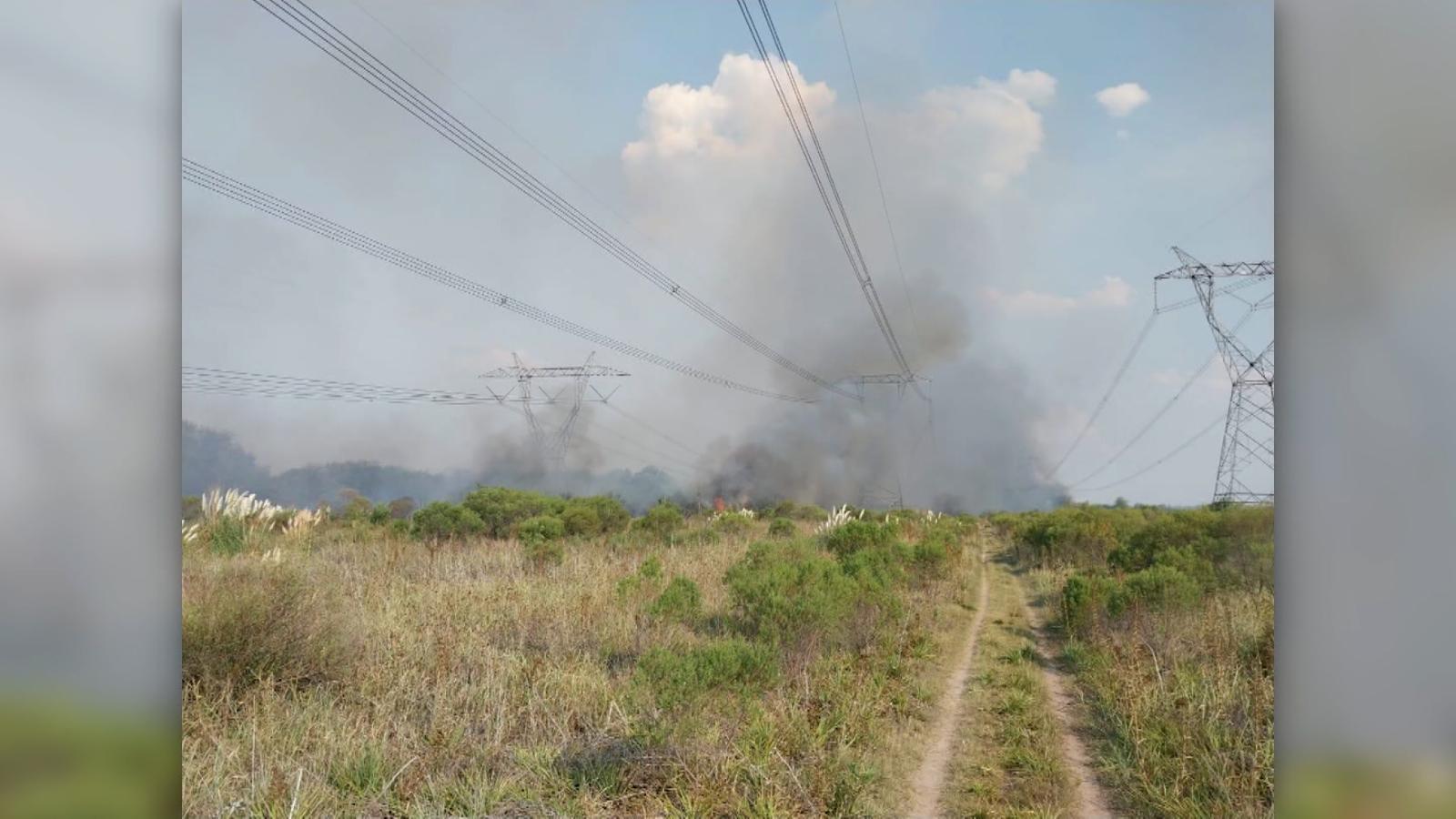 Incendio en central eléctrica deja sin energía a miles de usuarios en