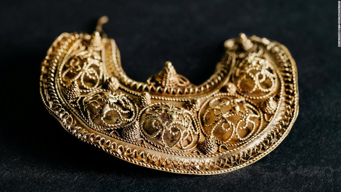 Holenderski historyk za pomocą wykrywacza metali znajduje średniowieczny skarb sprzed 1000 lat