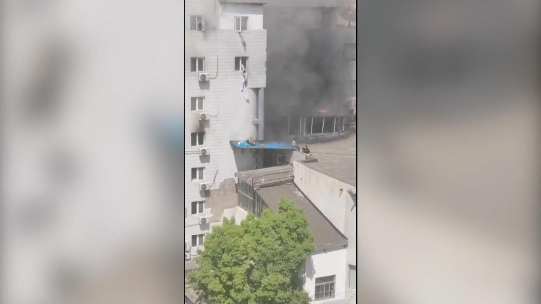 Video Muestra A Personas Escapando Por La Ventana De Un Mortal Incendio