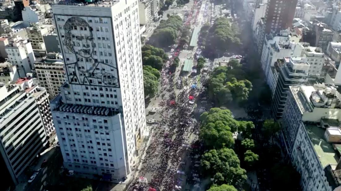 Movimientos Piqueteros Reclaman Frente A La Casa De Gobierno Argentina