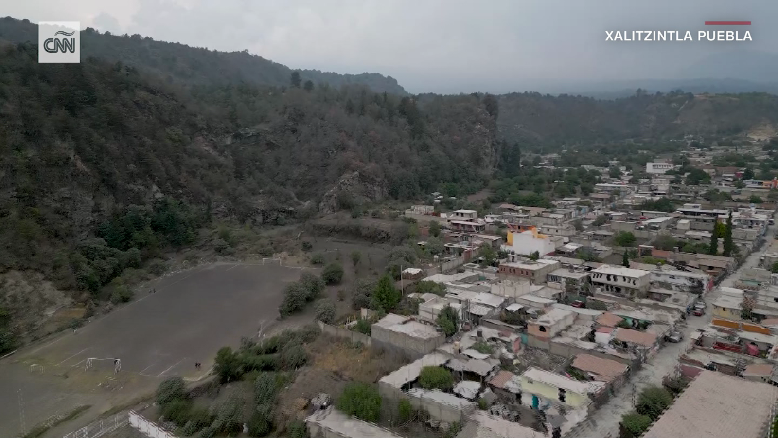 Así se ve desde un dron un pueblo a las faldas del volcán Popocatépetl