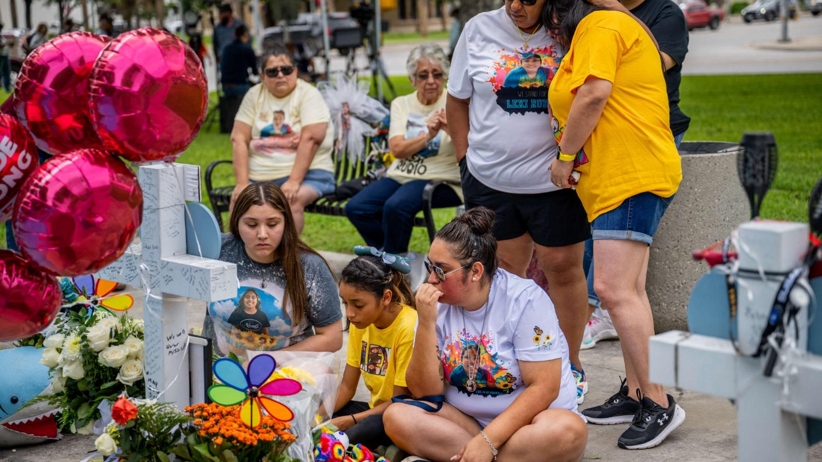 Rinden homenaje en Uvalde a víctimas del tiroteo en la Escuela Primaria