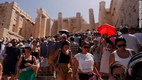 Visitors walk in front of the Acropolis&#39; Propylaea, during a heatwave in Athens, Greece, July 14, 2023. REUTERS/Louiza Vradi