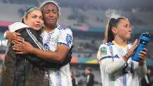 Dominique Randle (center) consoles a teammate after the Philippines defeat.