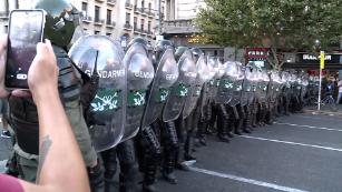 Protestas y cerco policial en Argentina durante el segundo día de