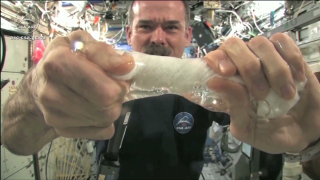 [VIDEO] ¿Qué sucede cuando escurres una toalla mojada en el espacio?