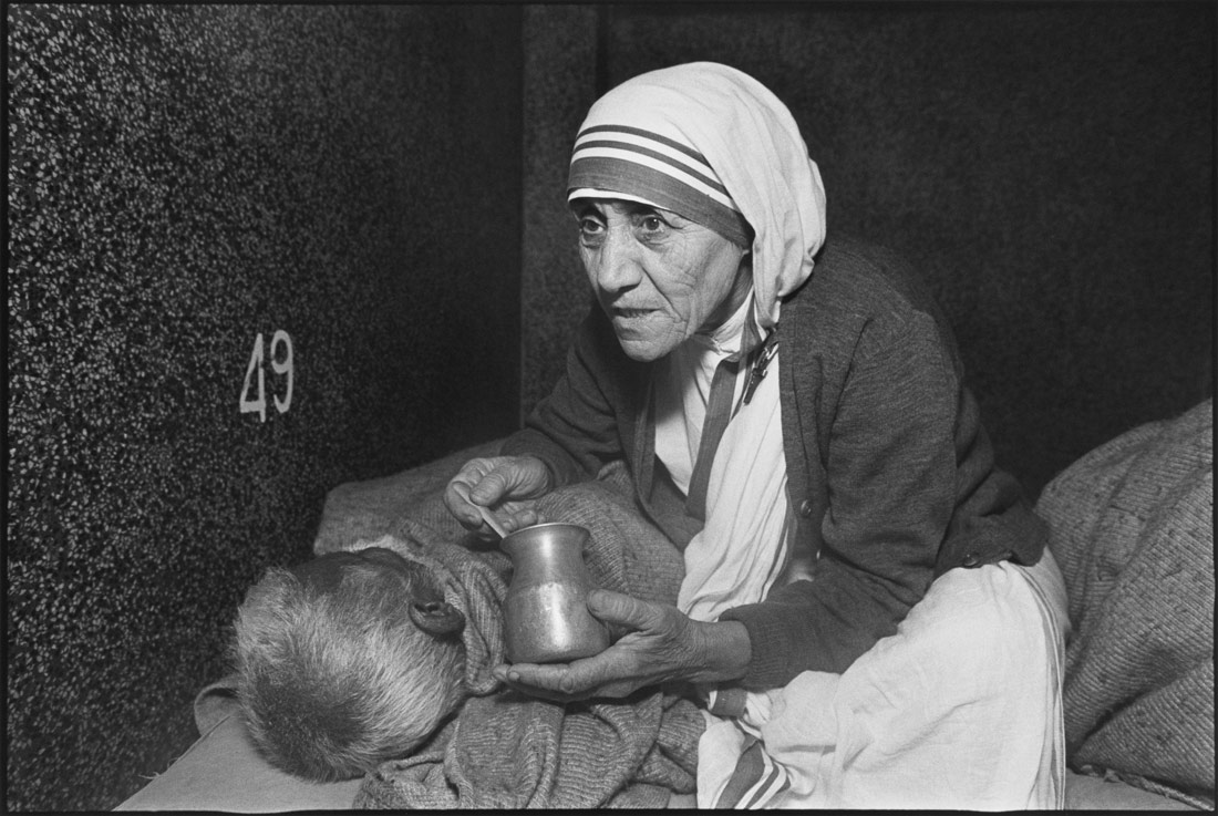 mother teresa helping the poor