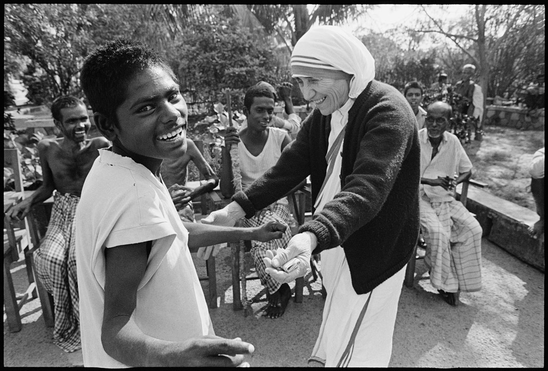 mother teresa helping the poor