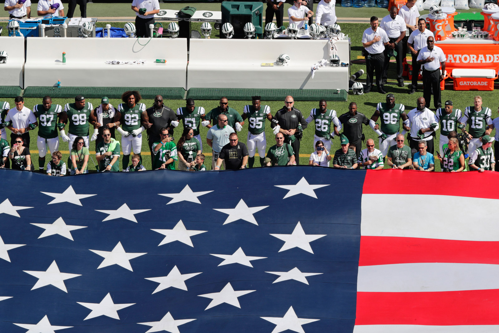 Pittsburgh Steeler and former Army Ranger Alejandro Villanueva stands for  anthem by himself – The Denver Post