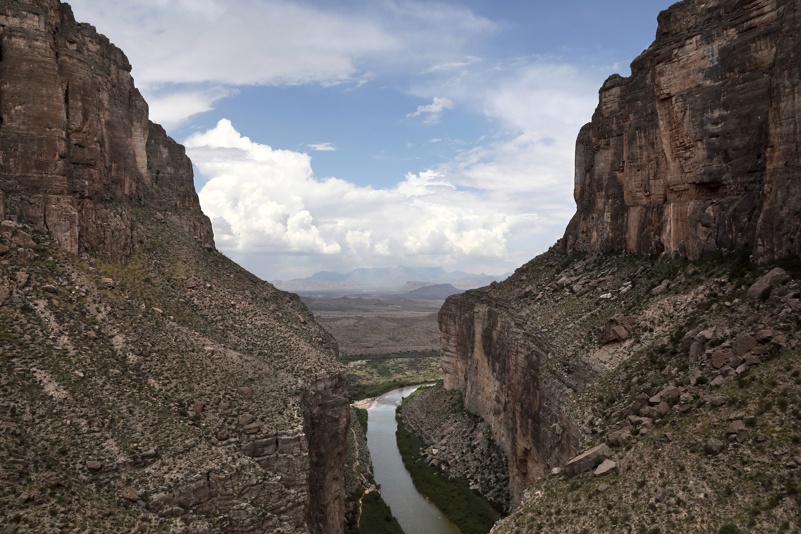 This is what the USMexico border looks like