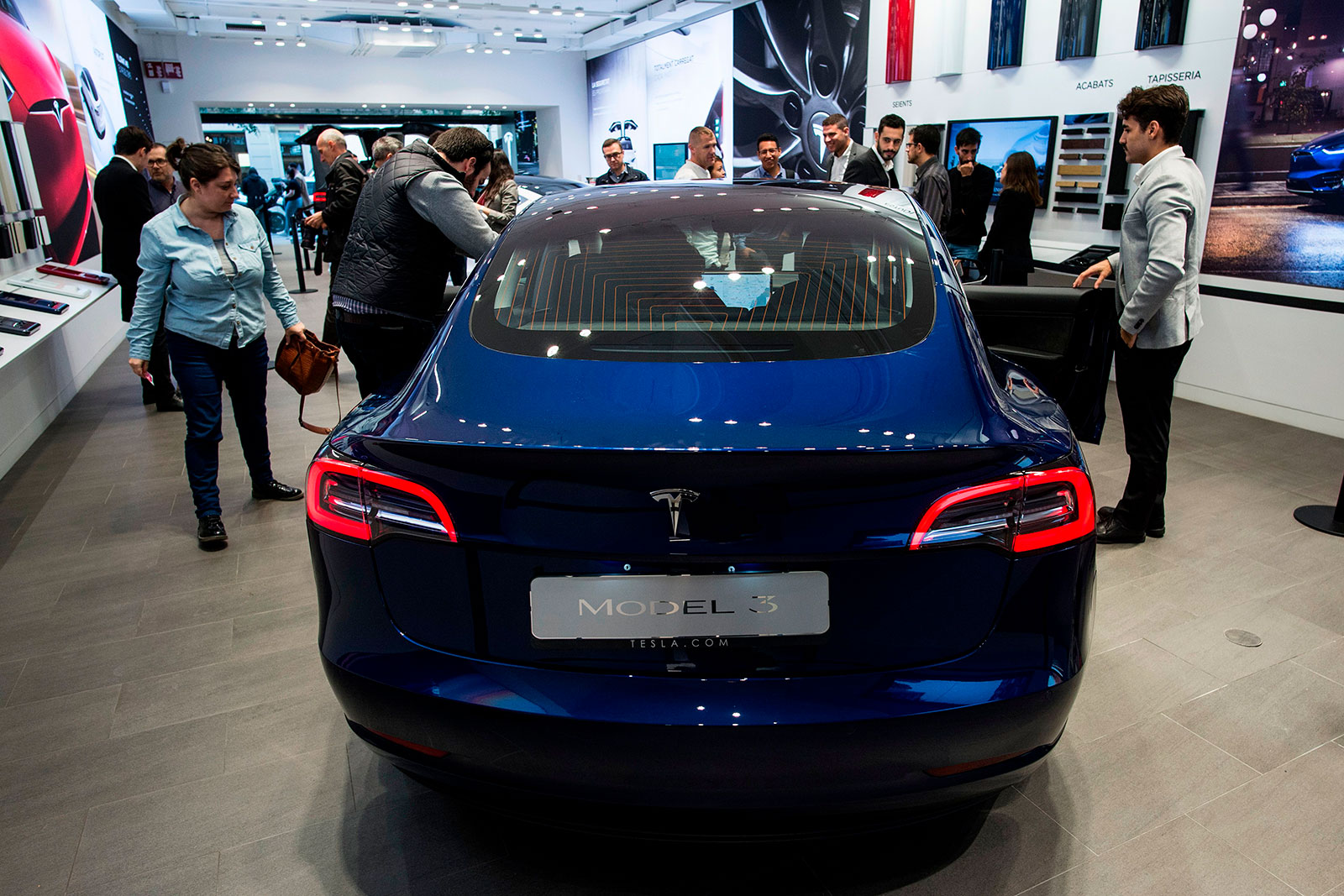 Closing dealers and</br> a cheaper Model 3