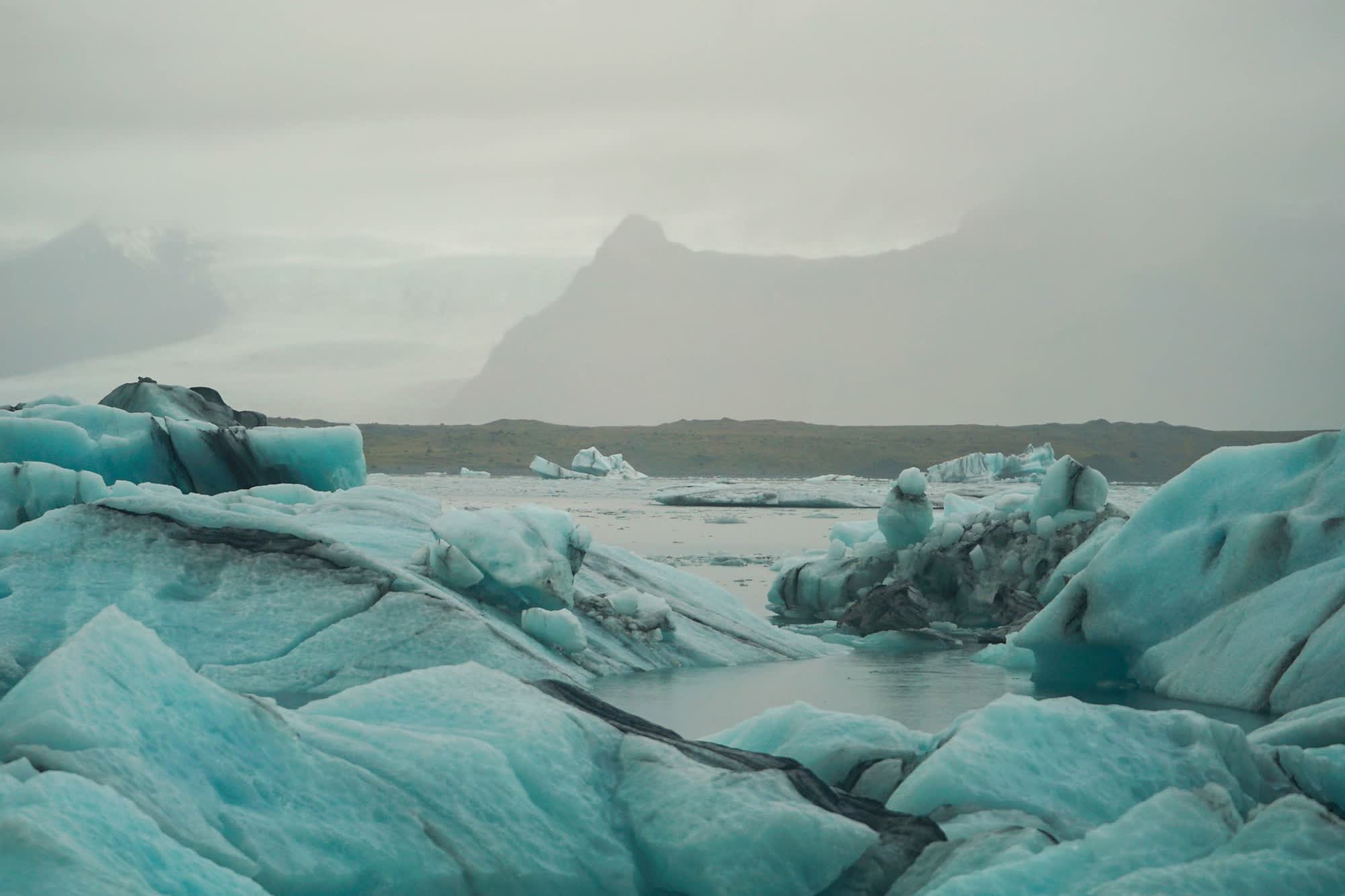 Icelander hangs out washing in shoulder-deep snow - Iceland Monitor