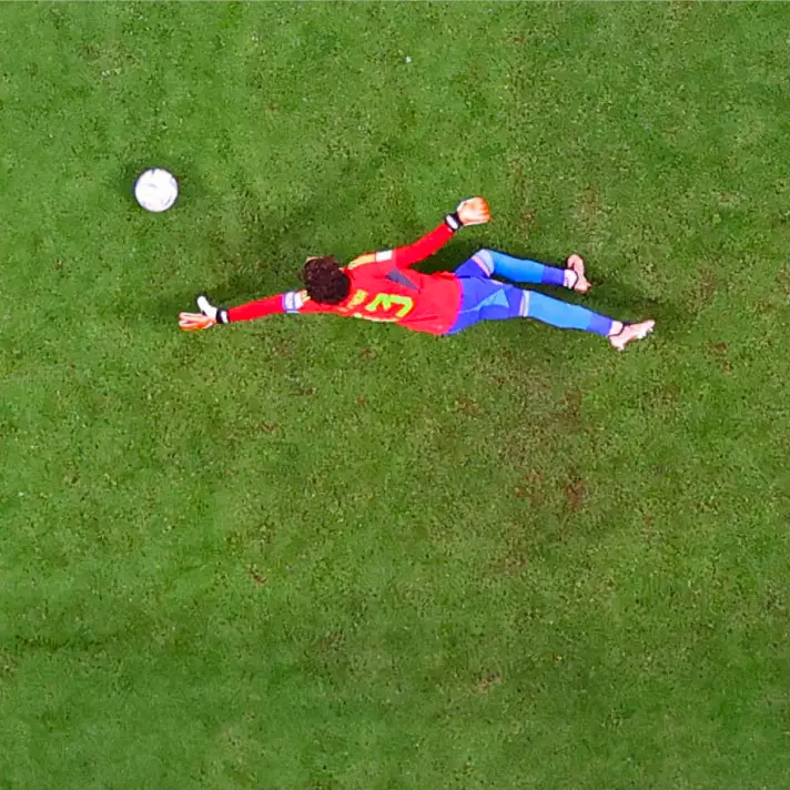 Guillermo Ochoa trying to reach a shot from Lionel Messi in the 2022 World Cup in Qatar