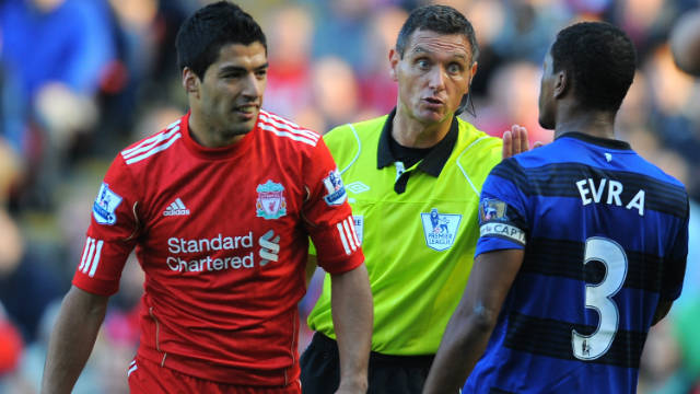 Referee Andre Marriner (C) talks to Liverpool&#39;s Luis Suarez (L) and Manchester United&#39;s Patrice Evra at Anfield on Saturday.