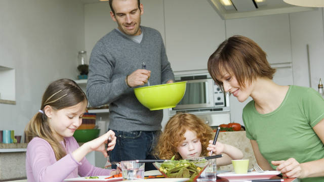 Don&#39;t let scheduling conflicts interrupt the tradition of sitting down to dinner with your family.