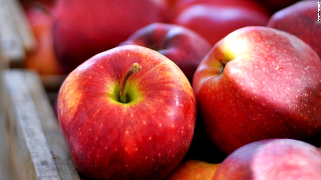 Apples have fewer than 50 calories but are a great source of antioxidants, fiber, vitamin C and potassium, according to &lt;a href=&quot;http://www.superfoodsrx.com&quot; target=&quot;_blank&quot;&gt;SuperFoodsRx.com&lt;/a&gt;. 