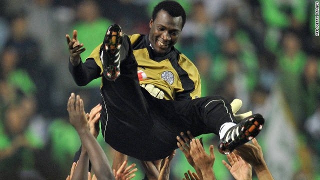 Al Sadd goalkeeper Mohamed Saqr is lifted by his teammates after the penalty shootout win over Jeonbuk on Saturday.