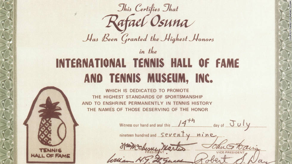 The official certificate to confirm Rafael Osuna&#39;s elevation to the tennis Hall of Fame in 1979.