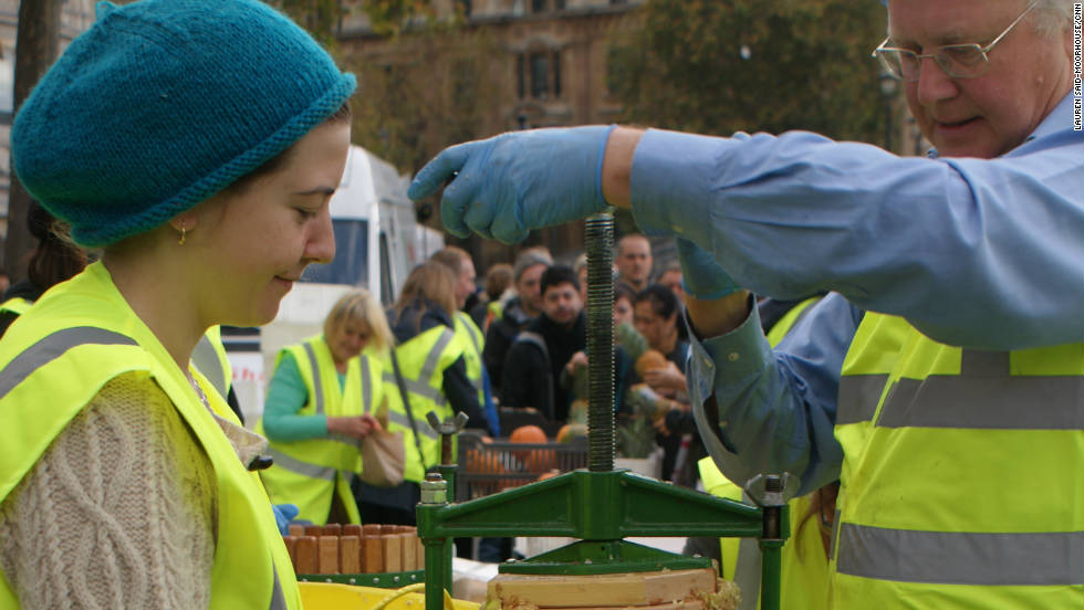 The public participated in apple pressing using surplus apples which were then given out to drink. With waste at the forefront, nothing was thrown away as the leftover remnants were fed to pigs on site.