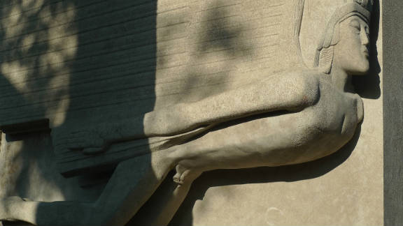 Oscar Wilde S Grave Saved From Fans Loving Kisses