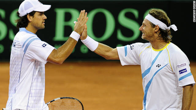 Argentina&#39;s David Nalbandian (right) and Eduardo Schwank coasted to doubles victory in the Davis Cup on Saturday