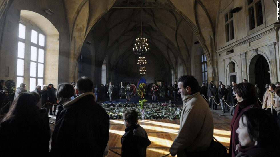 People line up in the Vladislav Hall at Prague Castle as they wait to pass by the former leader&#39;s coffin 