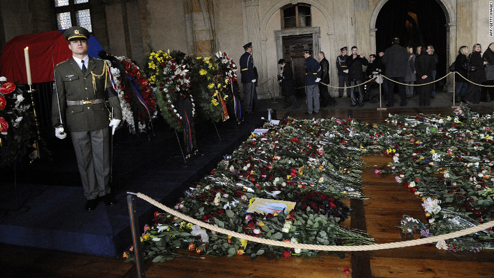 Soldiers stand next to Havel&#39;s flag-draped coffin, ahead of his funeral