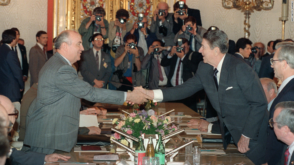 June 1988: A visit by US President Ronald Reagan affrms Gorbachev&#39;s thawing ties with the West even as hardliners at home oppose his policies. 