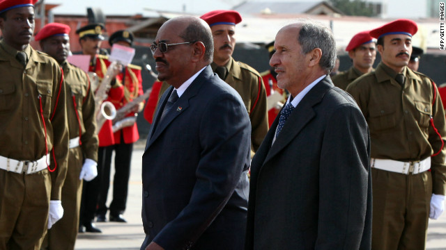 Libya&#39;s NTC chief Mustafa Abdel Jalil (R) and Omar al-Bashir (L) during a welcoming ceremony in Tripoli on January 07.
