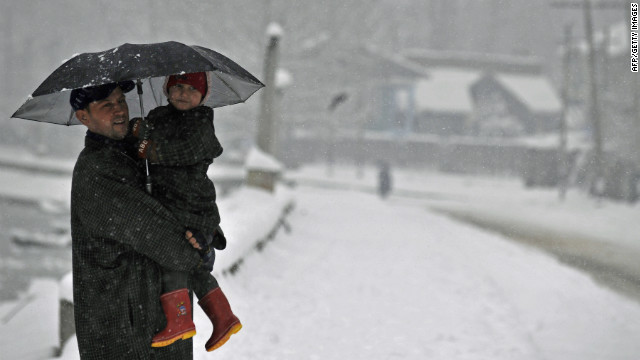 Heavy snowfalls have blocked the main road between Kashmir&#39;s winter capital Jammu and in summer capital Srinagar.