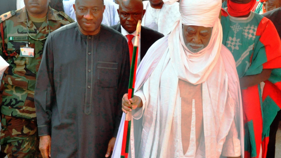 The president walks with the Emir of Kano Ado Bayero at the emir&#39;s palace on January 22, 2012 in Kano during a one-day visit to the city that was rocked by multiple explosions that killed more than 150 people. 