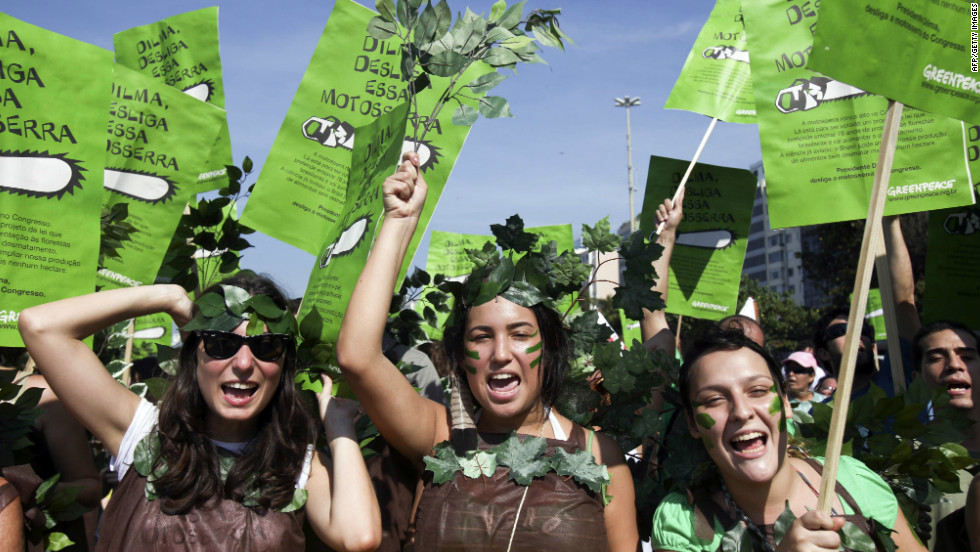 Greenpeace activists march along Rio de Janeiro&#39;s Copacabana beach ptotesting Brazil&#39;s new Forest Code in June 2011.
