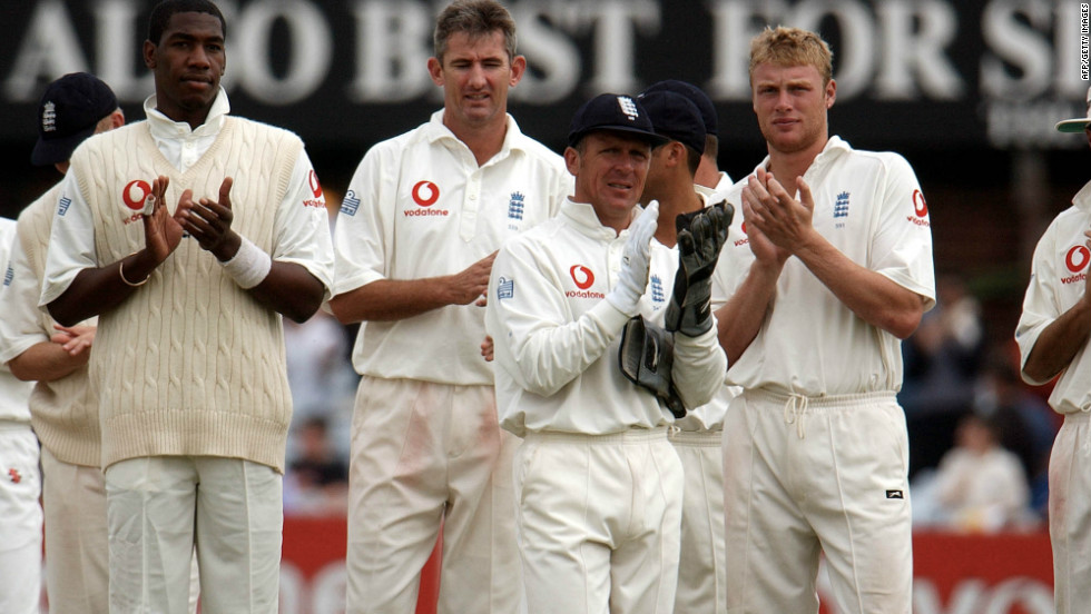 England&#39;s players applaud after Tendulkar scores 193 in Leeds in 2002, passing Bradman&#39;s record of 29 Test centuries. He has now played 188 Tests, notching 51 hundreds.