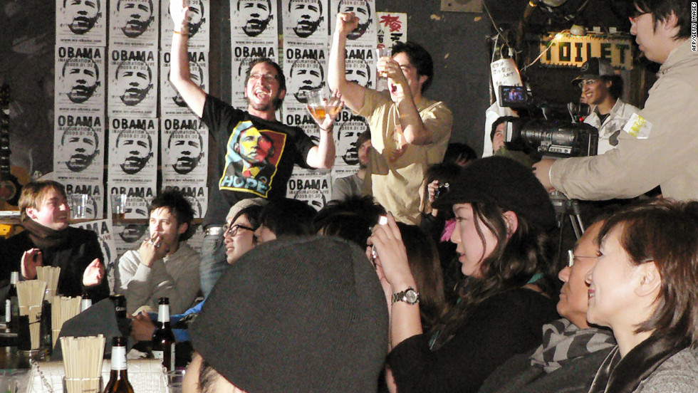 The idea that whoever won the 2008 Democratic nomination would make history was exciting for the Japanese, and crowds gathered in Tokyo bars to celebrate Barack Obama&#39;s election.