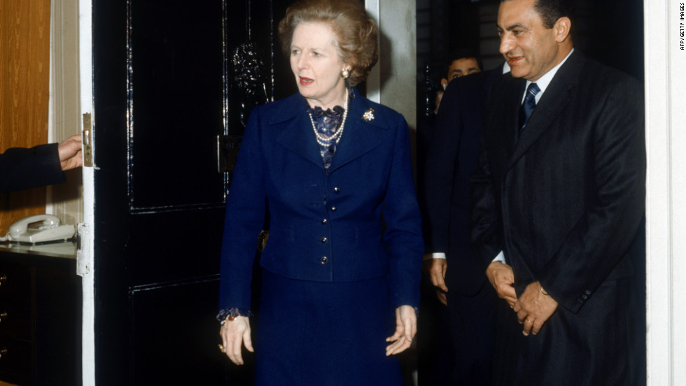 British Prime Minister Margaret Thatcher meets with Mubarak in London in 1985. 