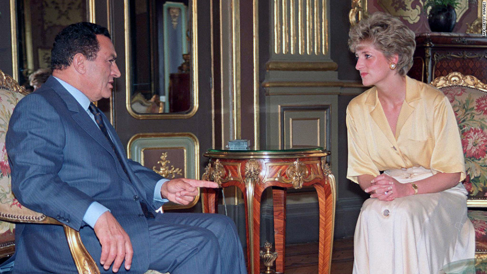 Diana, Princess of Wales, visits Mubarak during a trip to Egypt in 1992.
