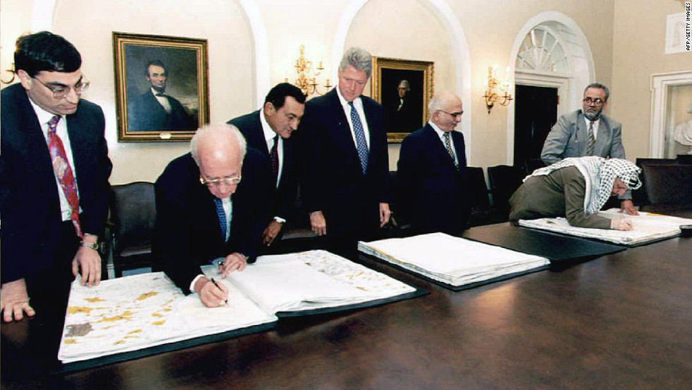 Mubarak, third from left, joins President Bill Clinton, Israeli Prime Minister Yitzhak Rabin, second from left, Jordan&#39;s King Hussein, third from right, and Palestinian leader Yasser Arafat, second from right, in Washington in 1995. The Israeli leader and Arafat signed maps representing the redeployment of Israeli troops in the West Bank.