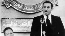 Moubarak, à droite, a prêté serment en tant que successeur d'Anwar Sadat le 14 octobre 1981, devenant ainsi le quatrième président égyptien.