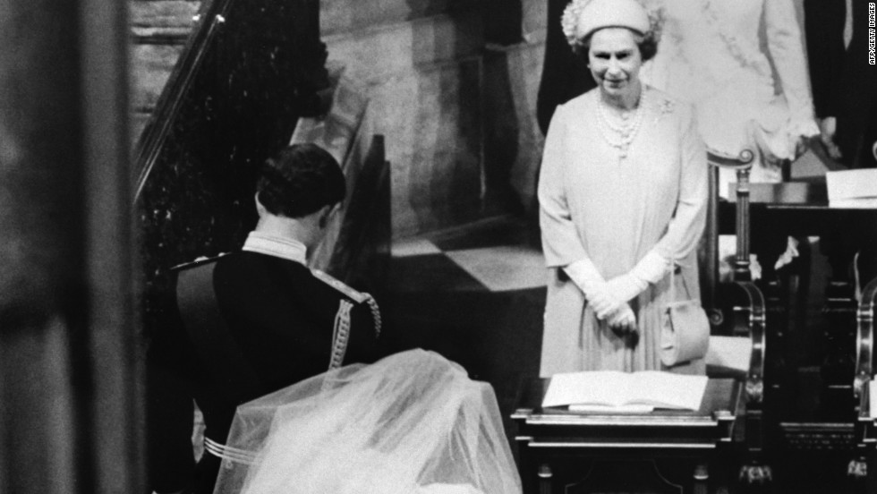 The queen&#39;s eldest child, Charles, Prince of Wales, bows while his new bride, Princess Diana, curtsies to the British sovereign as they leave St Paul&#39;s Cathedral, on July 29, 1981.