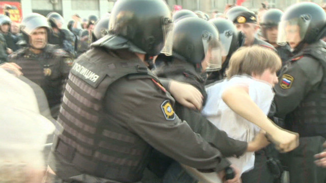 Protesters clash with police in Moscow