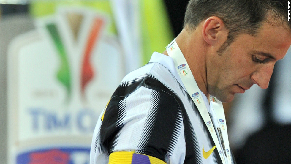 Alessandro Del Piero suffered a disappointment in his farewell match for Juventus, losing the Coppa Italia final to Napoli to end a 43-game unbeaten run this season.