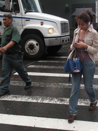 Study: Texting while walking affects balance