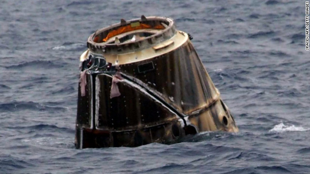 SpaceX Dragon spashes down