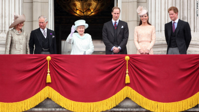 Британското кралско семейство маха на тълпите от Бъкингамския дворец по време на честването на диамантения юбилей през 2012 г.