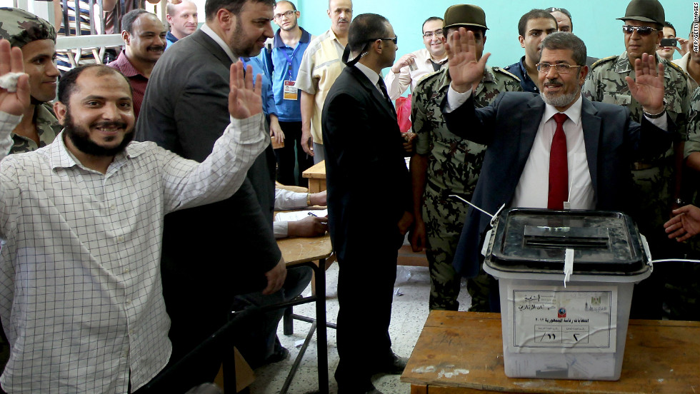 Muslim Brotherhood candidate Mohammed Mursi casts his ballot at a polling station in the city of Zagazig.