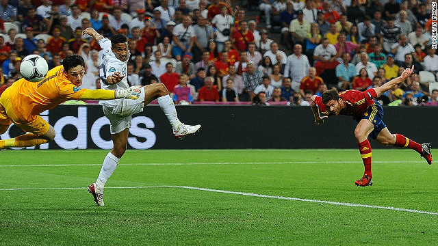 Xabi Alonso (right) heads past goalkeeper Hugo Lloris to open Spain&#39;s account in the quarterfinal against France on Saturday