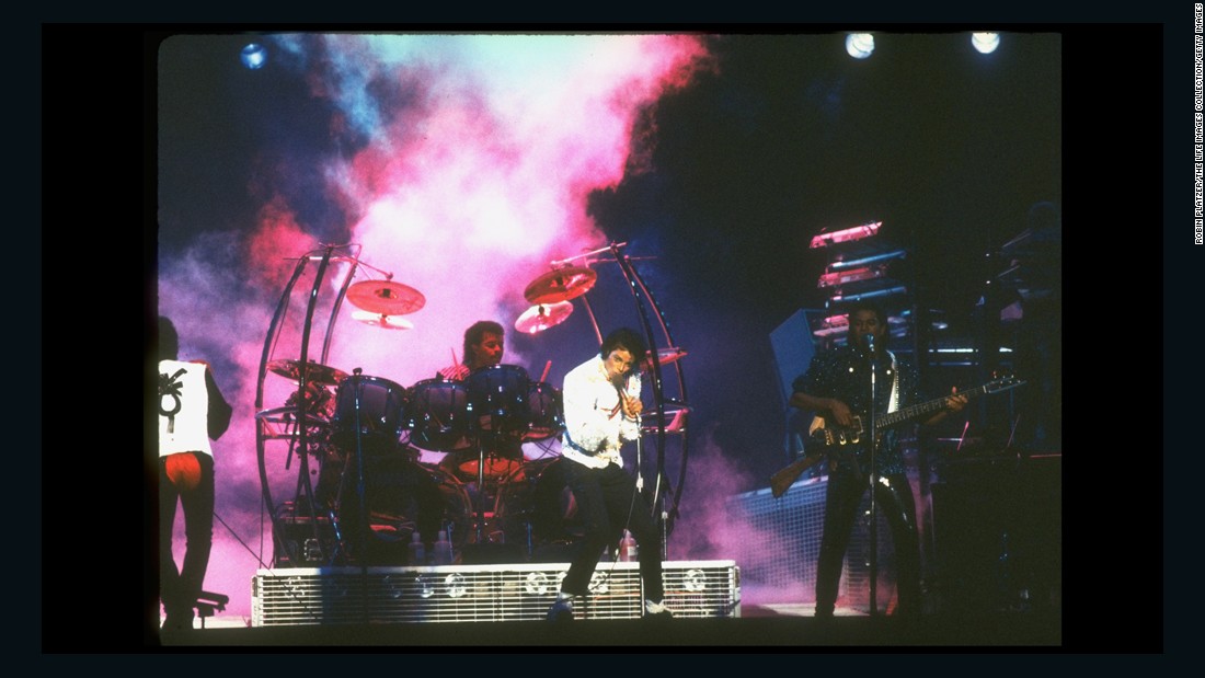 Jackson performs with his brothers.